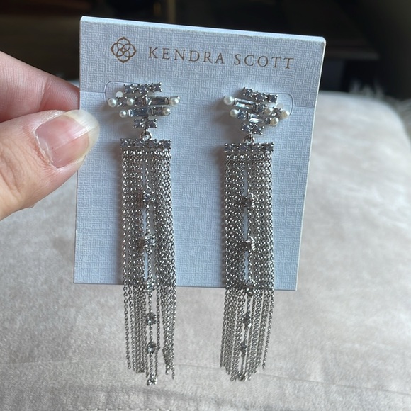 KENDRA SCOTT NWT Madelyn Statement Tassel Earrings SILVER Rhodium fringe - Picture 4 of 8